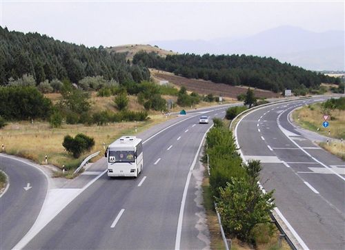 Shpejtësia e lëvizjes së autobusit, me të cilin bëhet bartja e organizuar e fëmijëve, kur qarkullon në autostradë (si në fotografi) kufizohet në: