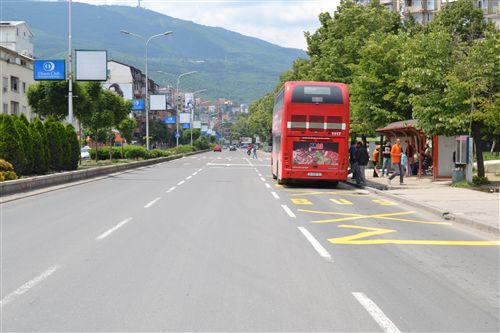 Hyrja dhe dalja e udhëtarëve në automjetin e transportit publik të qytetit (si në fotografi), në komunikacionin linjorë, mund të bëhet: