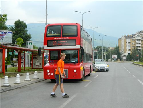 Shoferi i automjetit për transport publik të udhëtarëve, para fillimit të kyçjes së sërishme në komunikacion (si në fotografi), është i obliguar që të veprojë: