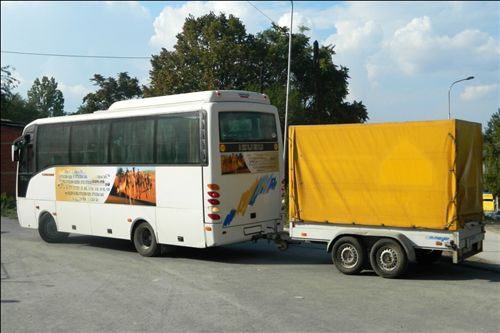 Shoferi i cili drejton me grup automjetesh të treguar në fotografi, duhet të ketë patent shoferi të: